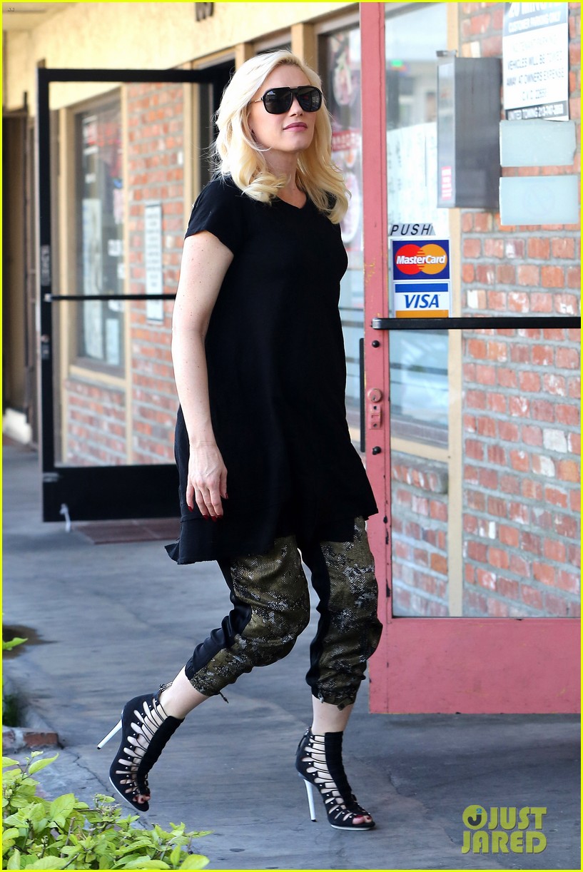 pregnant gwen stefani pampers herself with acupuncture session 123039000