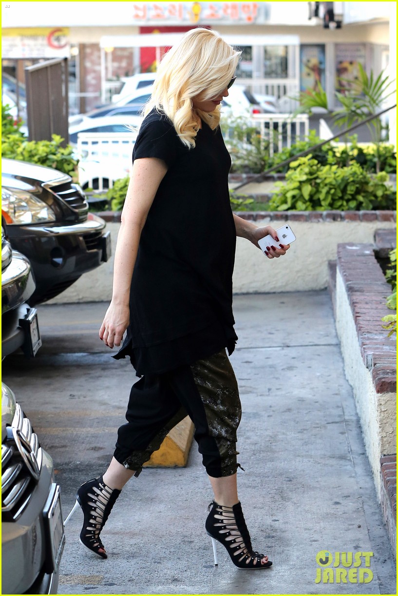 pregnant gwen stefani pampers herself with acupuncture session 143039002