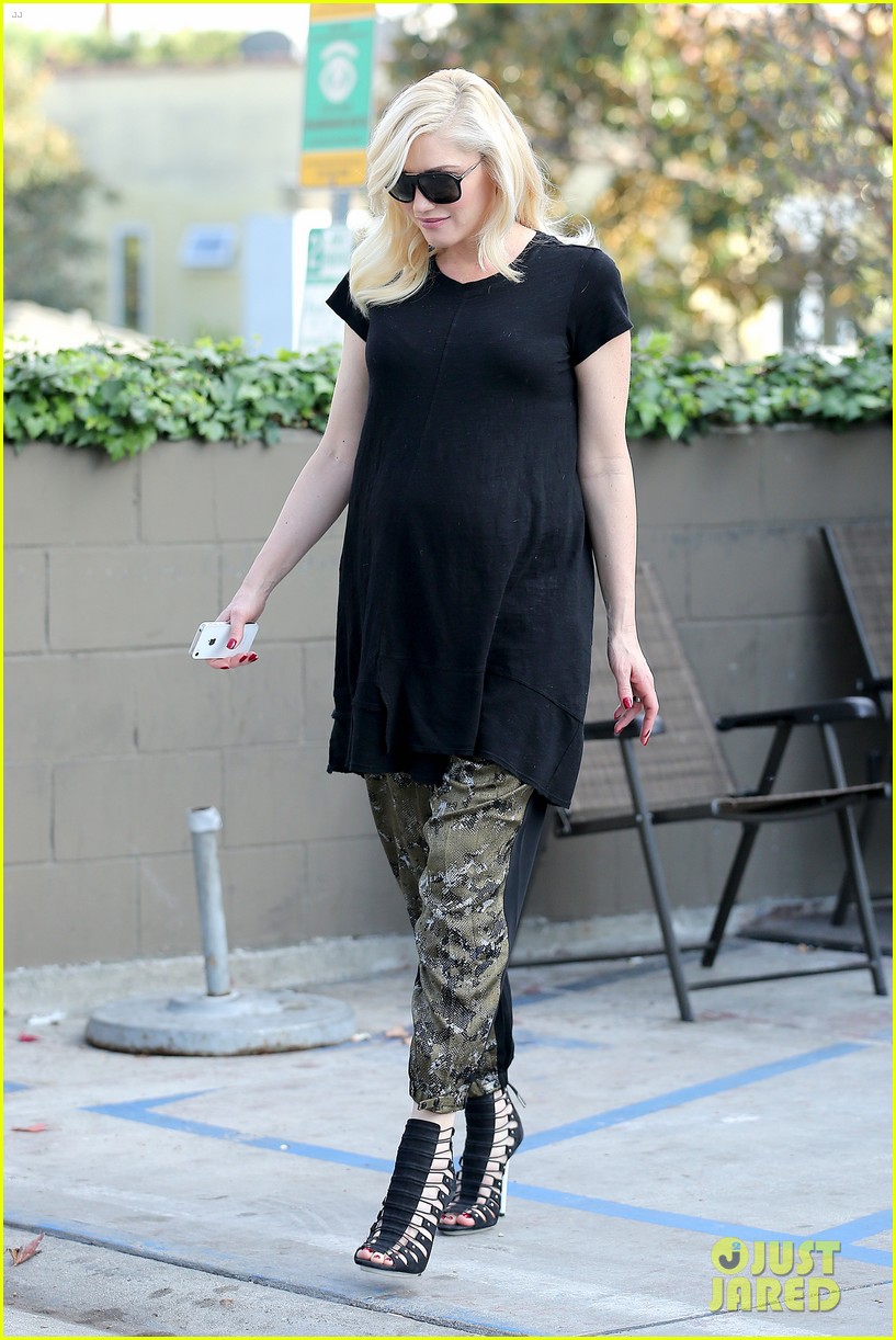 pregnant gwen stefani pampers herself with acupuncture session 213039009