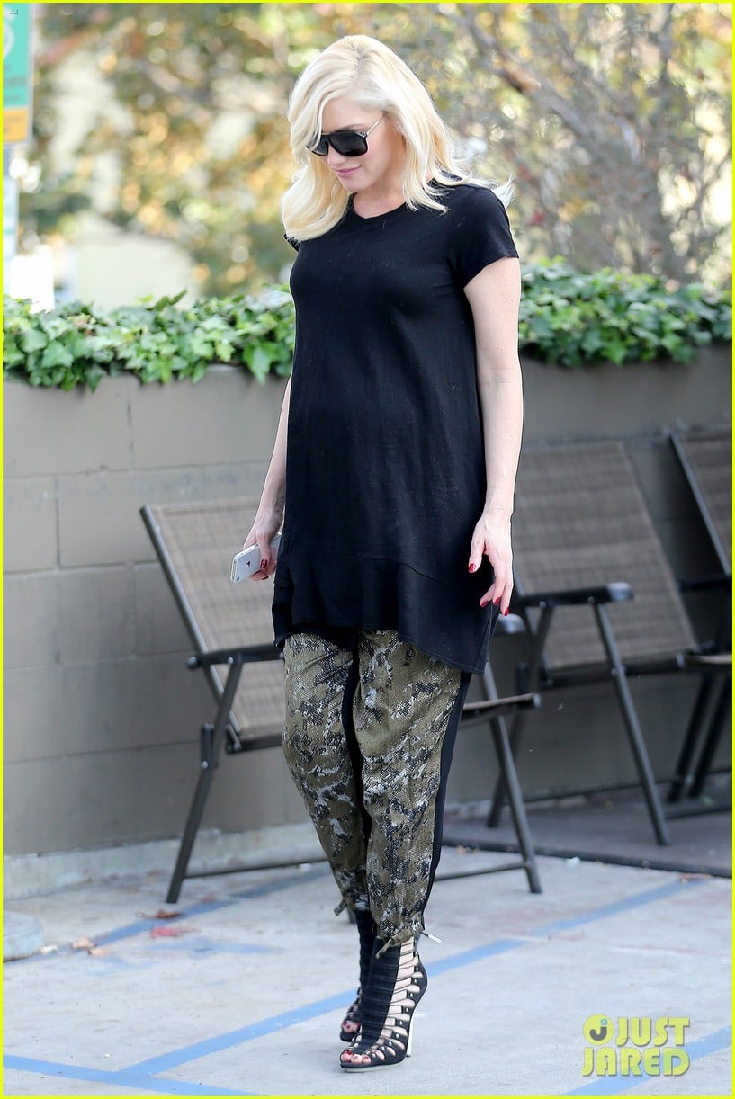 pregnant gwen stefani pampers herself with acupuncture session 253039013