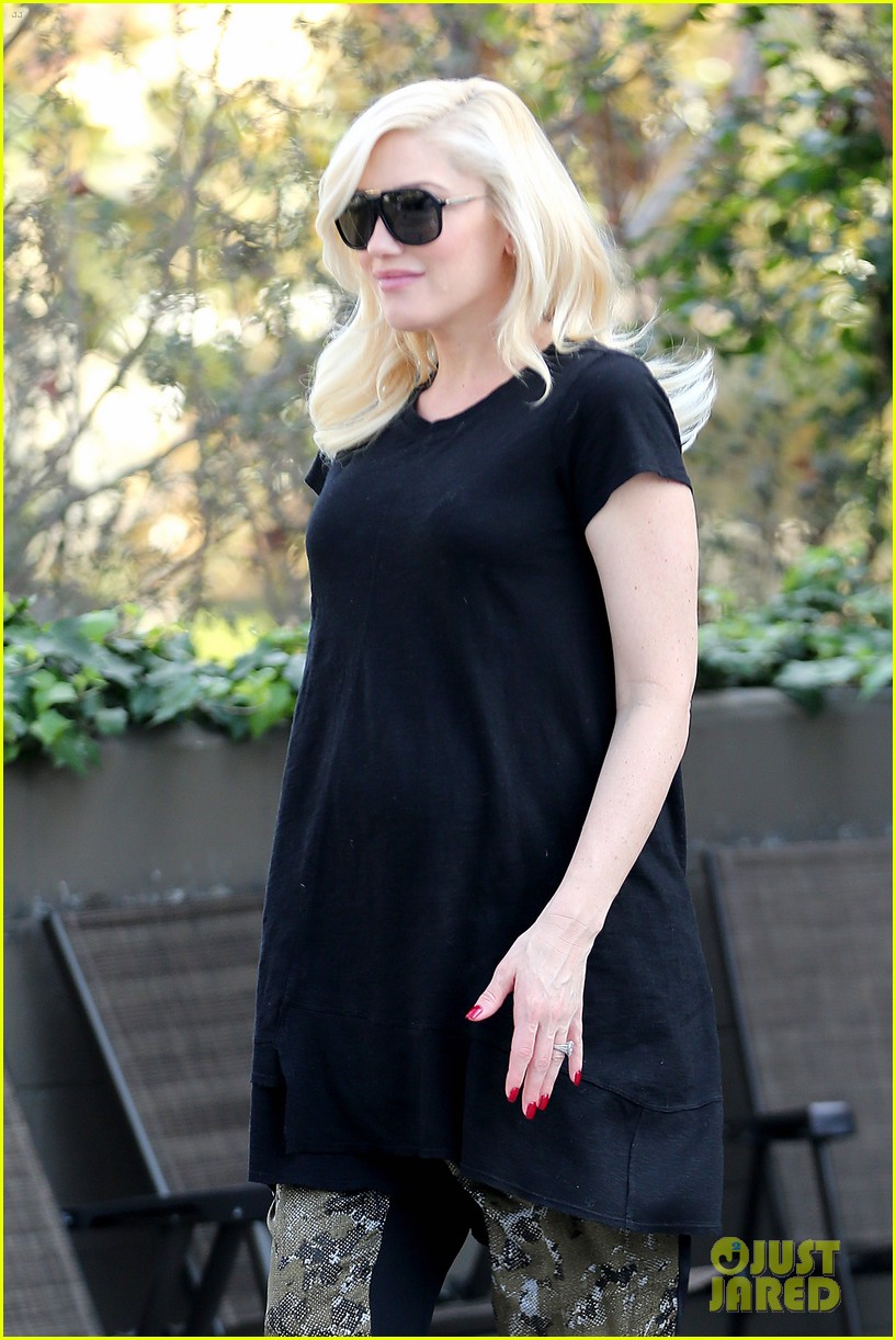 pregnant gwen stefani pampers herself with acupuncture session 283039016