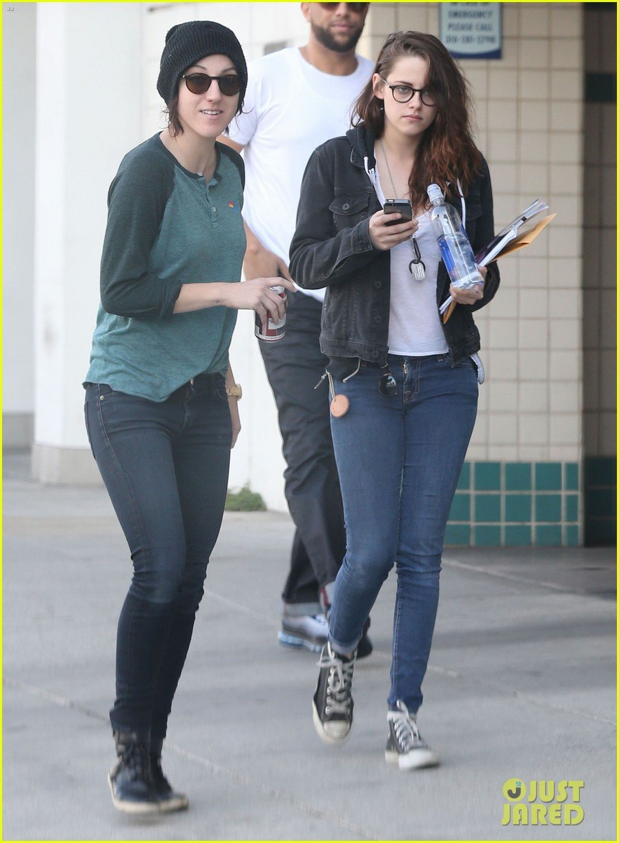 kristen stewart goes to the library with pal tamra natisin 013028202