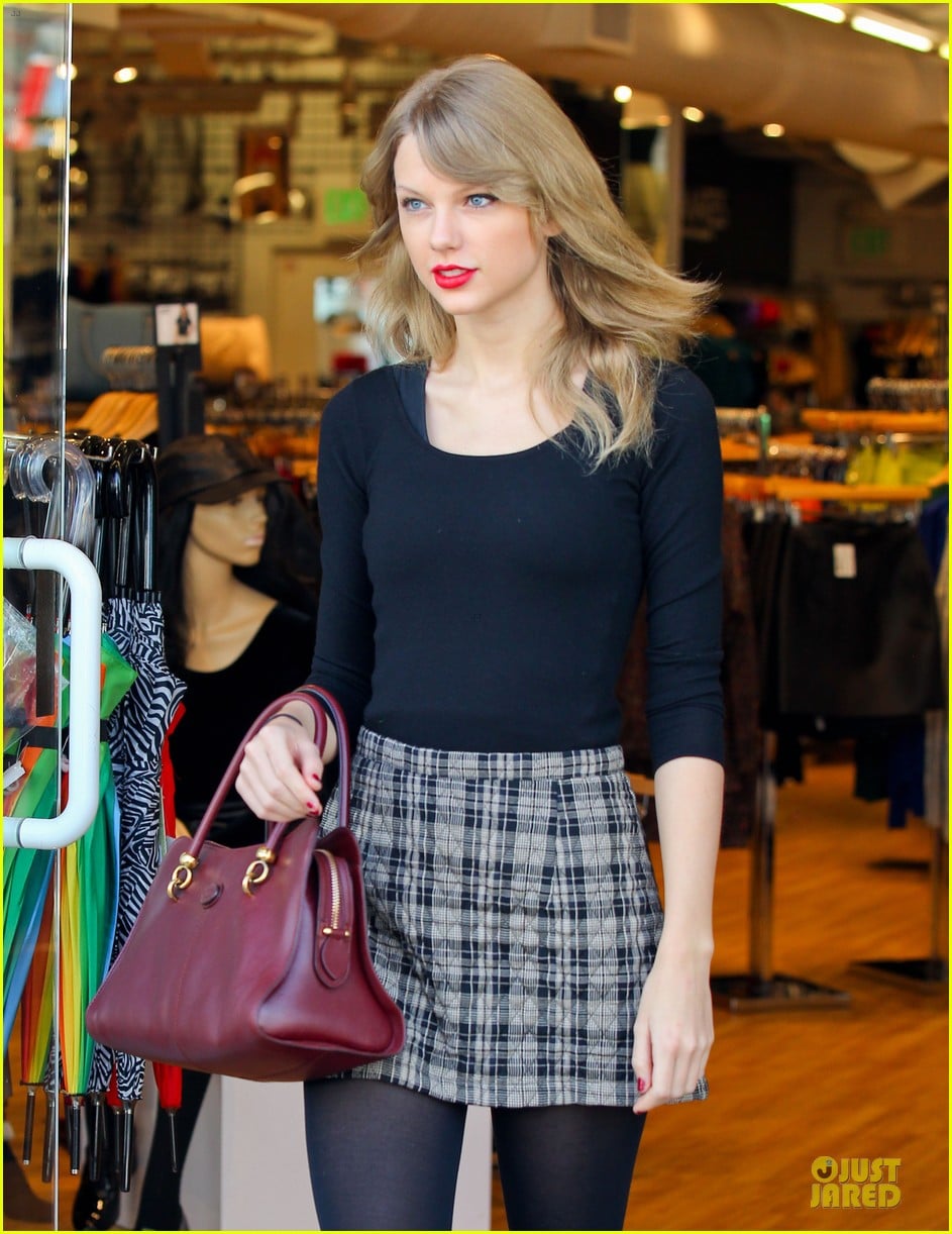 Taylor Swift Starts New Year with Shopping!: Photo 3022169 | Taylor