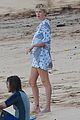 charlize theron sean penn relax on the beach in hawaii 01