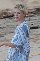 charlize theron sean penn relax on the beach in hawaii 04