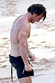 charlize theron sean penn relax on the beach in hawaii 05