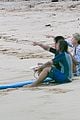 charlize theron sean penn relax on the beach in hawaii 07
