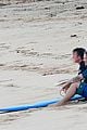 charlize theron sean penn relax on the beach in hawaii 09