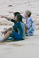 charlize theron sean penn relax on the beach in hawaii 10