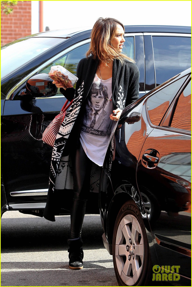 photo-jessica-alba-shares-kid-friendly-valentines-day-tips-08-photo
