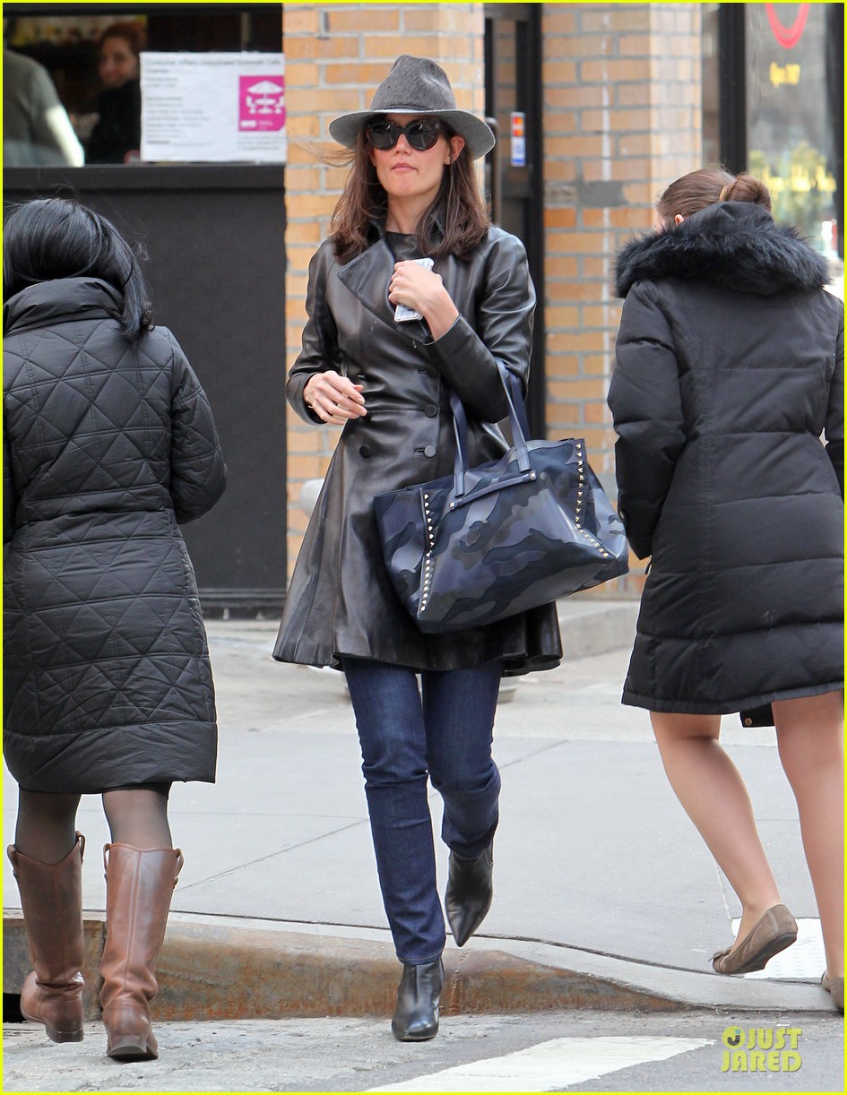 katie holmes i want to be there for suri for a long time 03