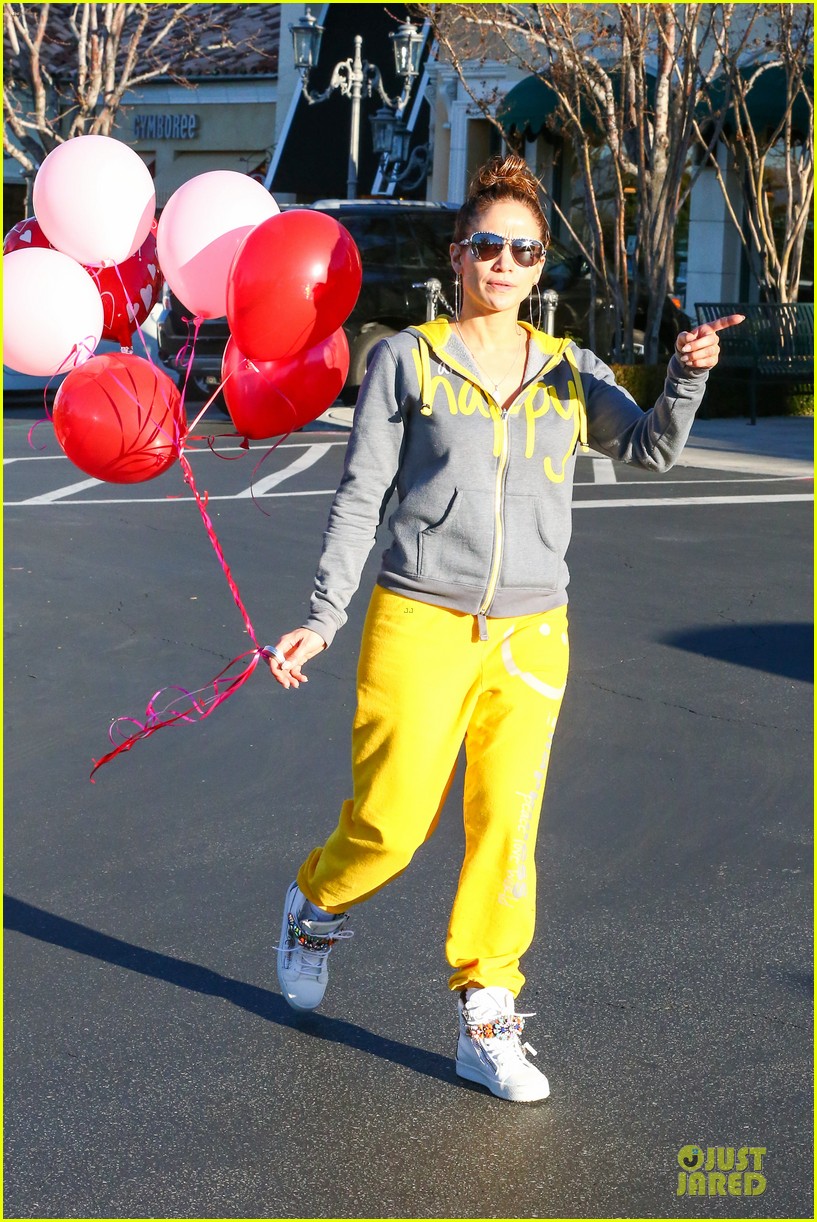 Jennifer Lopez Valentine's Day Lunch with Mom Guadalupe! Photo