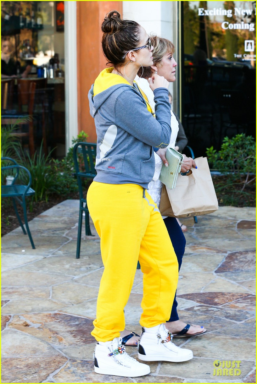 Jennifer Lopez: Valentine's Day Lunch with Mom Guadalupe!: Photo