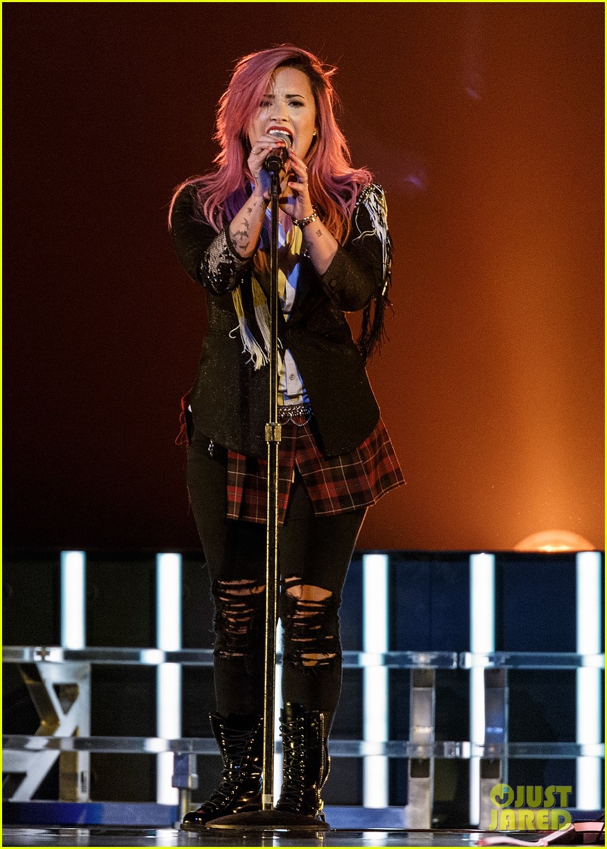 alkove spil Diskant Demi Lovato Opens 'Neon Lights Tour' with Nick Jonas Surprise!: Photo  3050637 | Demi Lovato, Fifth Harmony, Little Mix, Nick Jonas Pictures |  Just Jared