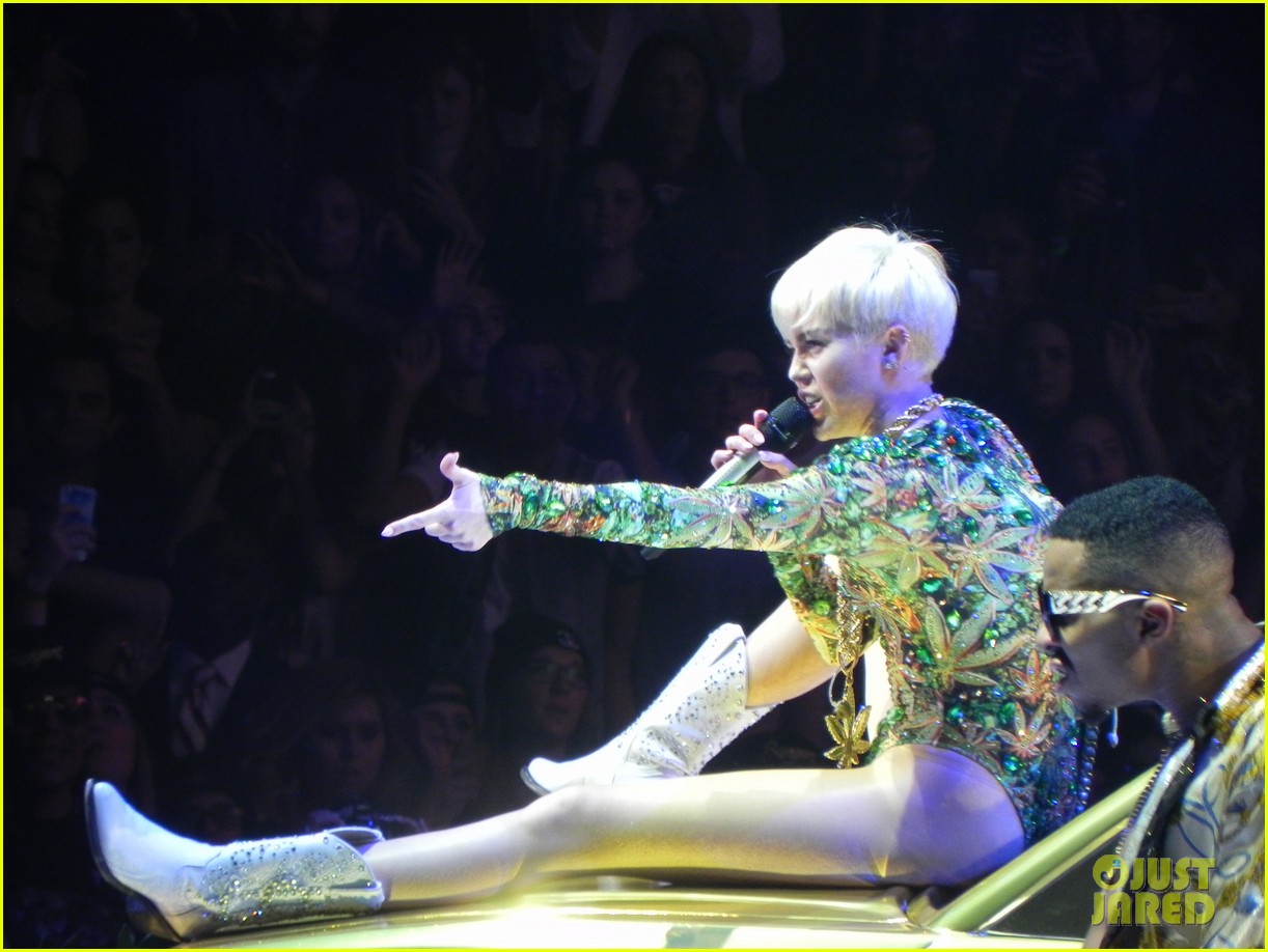 Miley Cyrus Kisses Katy Perry at 'Bangerz' Concert Watch Now! Photo(02)