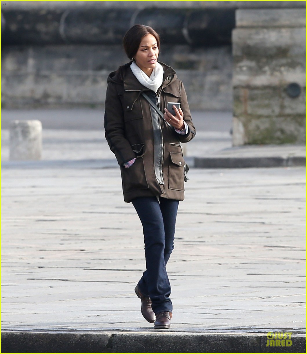 Zoe Saldana Bundled For 'Rosemary's Baby' Set! Photo 3045304 Zoe