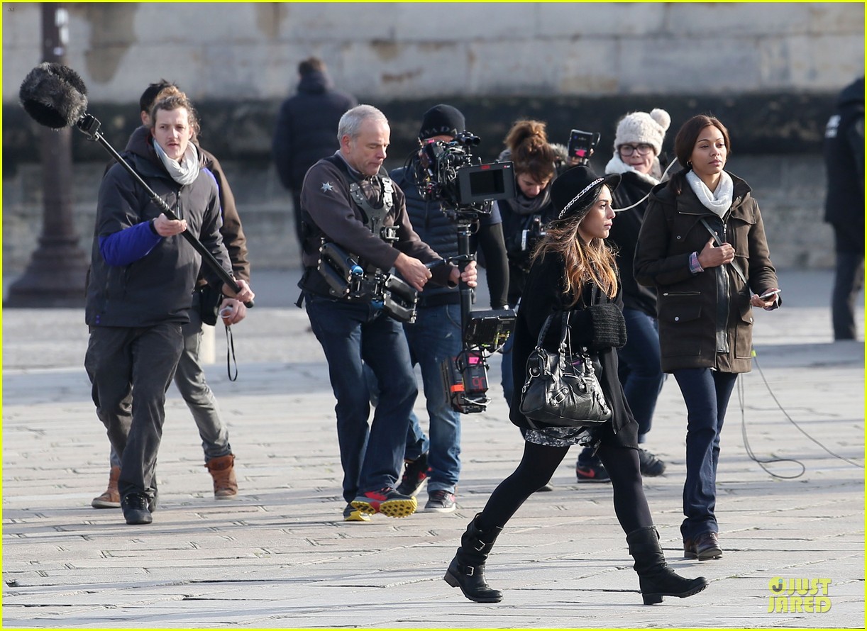 Zoe Saldana Bundled For 'Rosemary's Baby' Set! Photo 3045310 Zoe