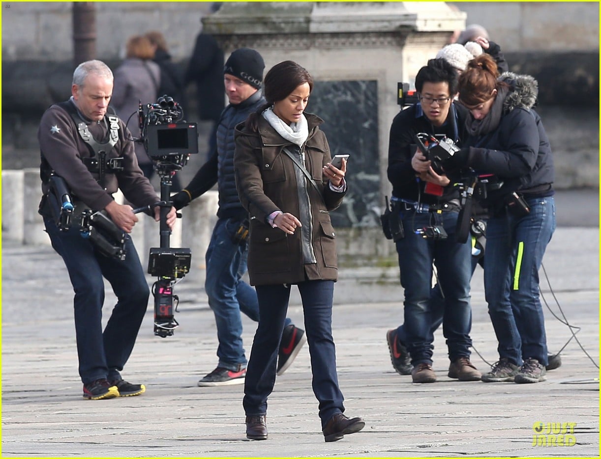 Zoe Saldana Bundled For 'Rosemary's Baby' Set! Photo 3045312 Zoe