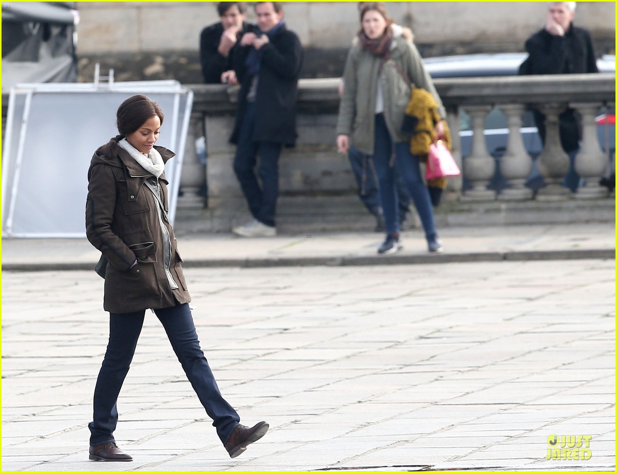 Zoe Saldana: Bundled For 'Rosemary's Baby' Set!: Photo 3045314 | Zoe