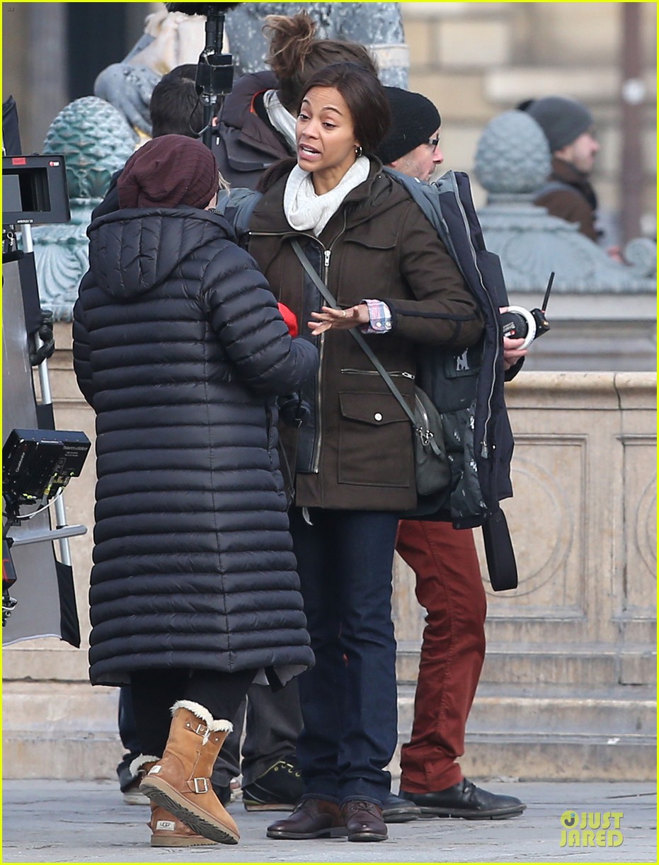 Zoe Saldana: Bundled For 'Rosemary's Baby' Set!: Photo 3045317 | Zoe