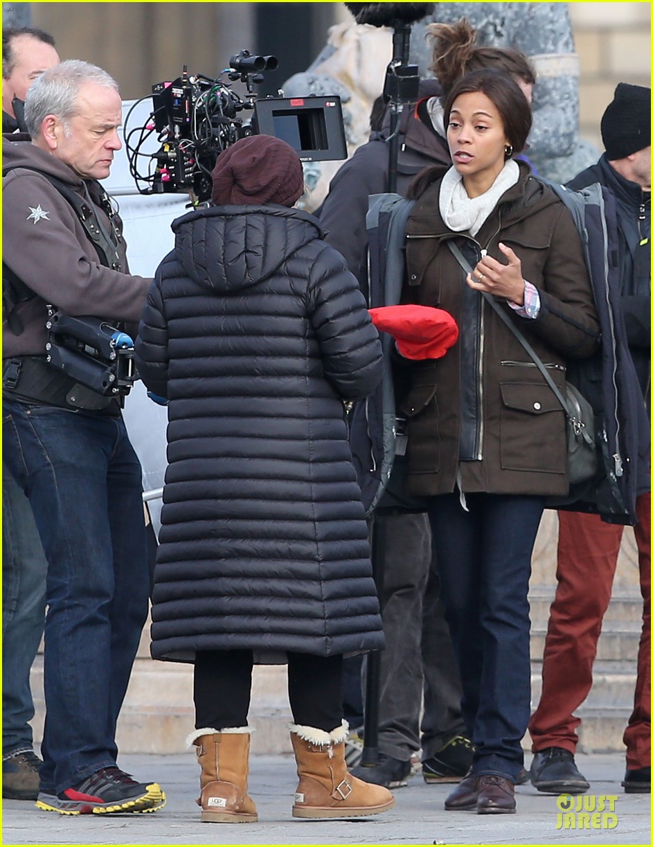 Zoe Saldana: Bundled For 'Rosemary's Baby' Set!: Photo 3045318 | Zoe