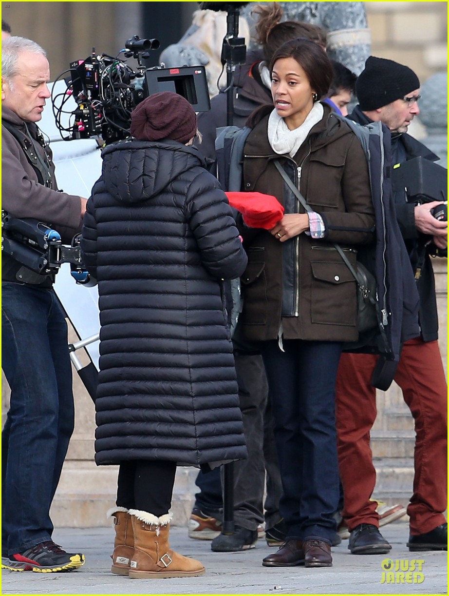 Zoe Saldana Bundled For 'Rosemary's Baby' Set! Photo 3045319 Zoe