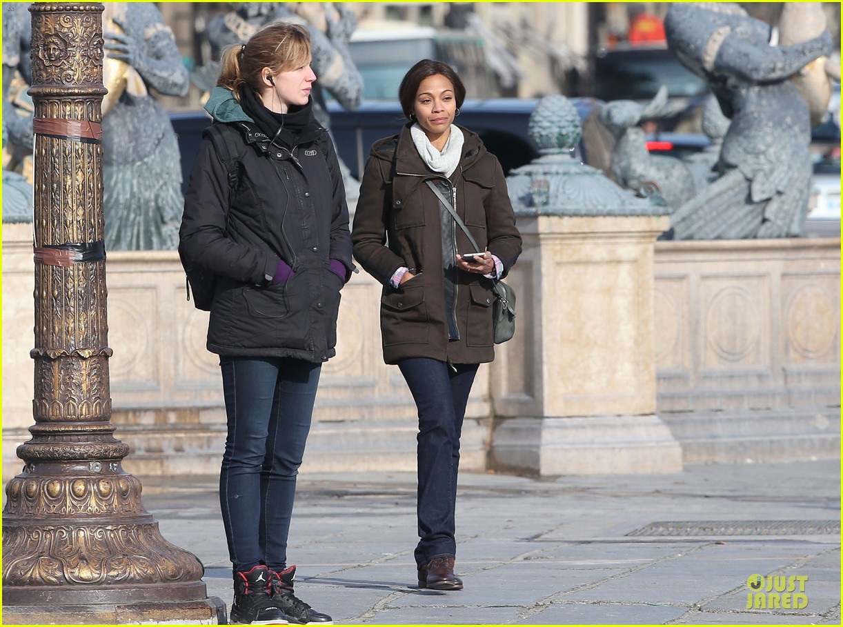 Zoe Saldana: Bundled For 'Rosemary's Baby' Set!: Photo 3045325 | Zoe