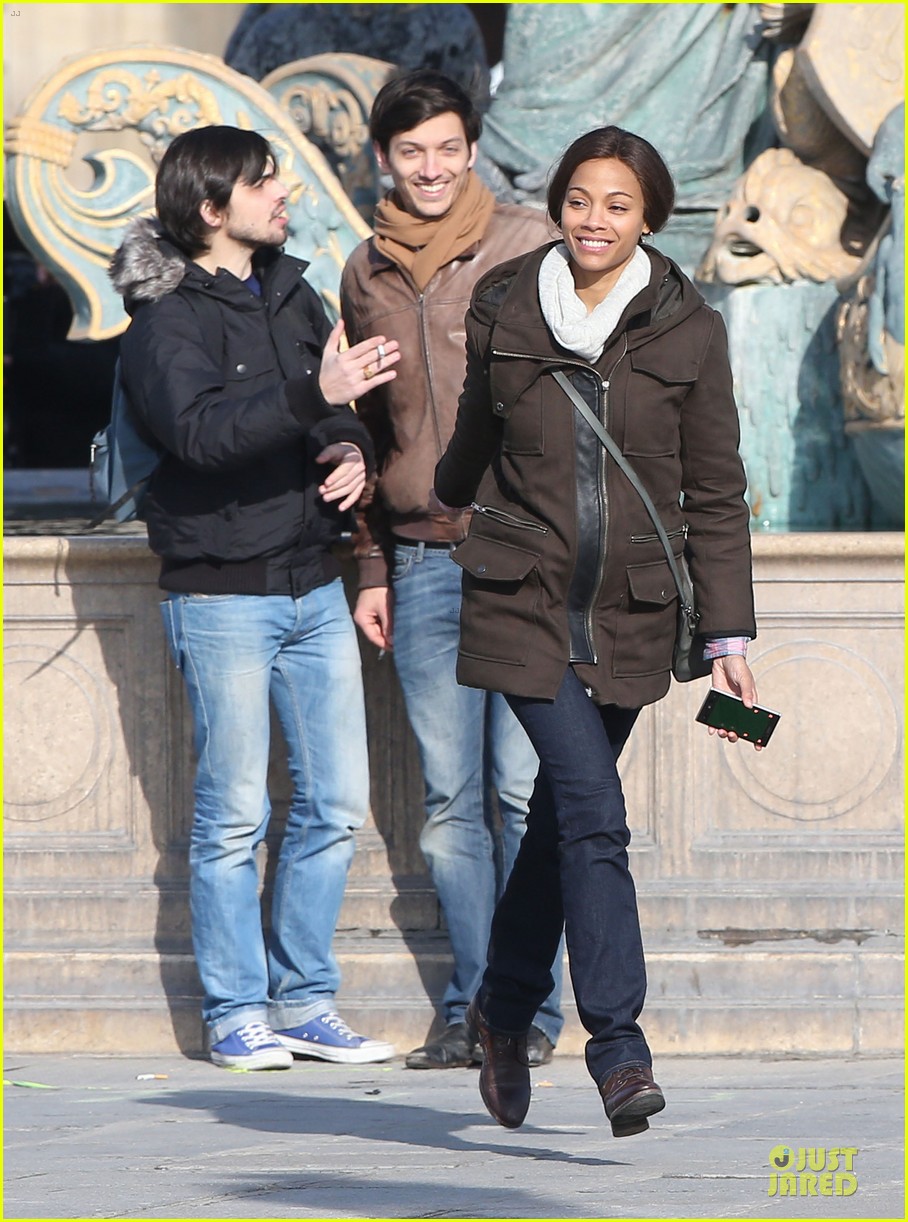 Zoe Saldana: Bundled For 'Rosemary's Baby' Set!: Photo 3045333 | Zoe
