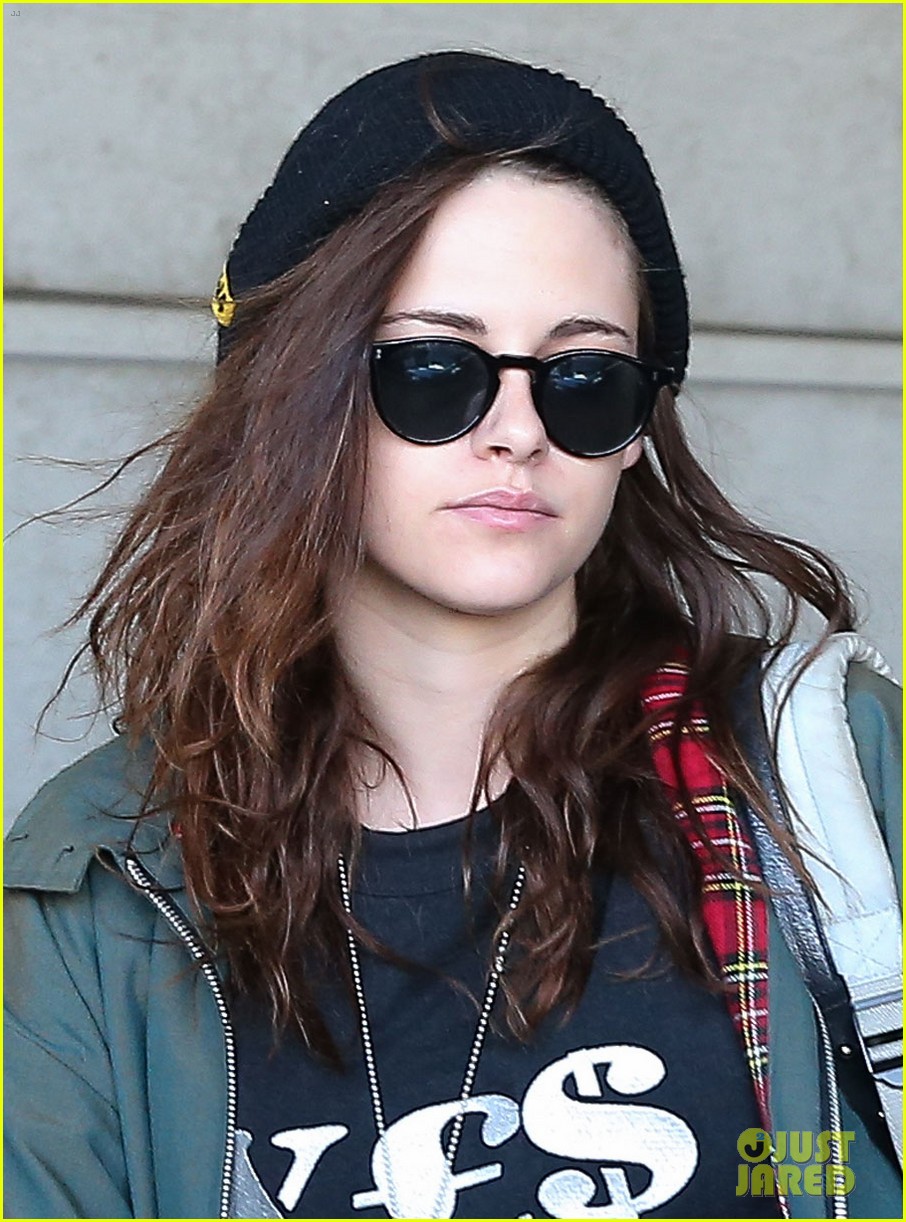Kristen Stewart Adds More Layers After Landing in Paris: Photo 3046921