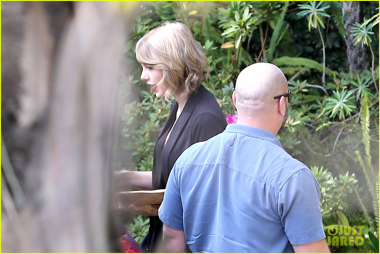 Taylor Swift Praises Jack Antonoff's New Project Bleachers!: Photo