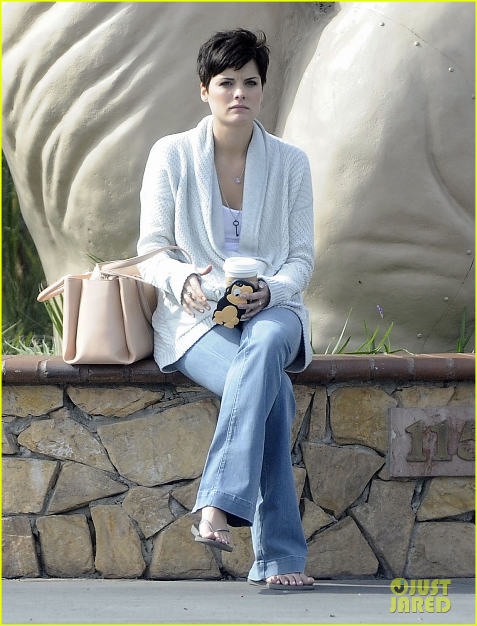 Peter Facinelli & Jaimie Alexander Hold Hands & Look Lovey Dovey