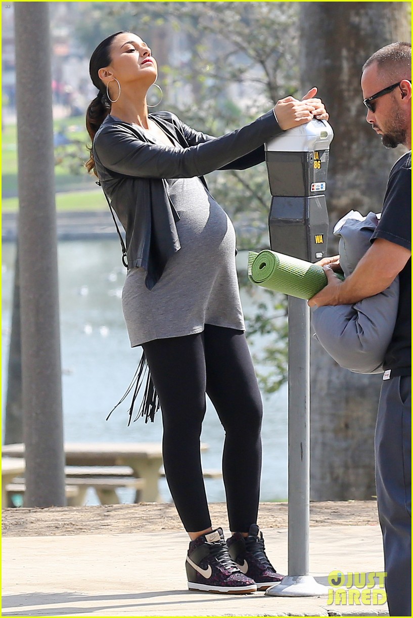 Photo: emmanuelle chriqui wears fake baby bump on entourage movie set