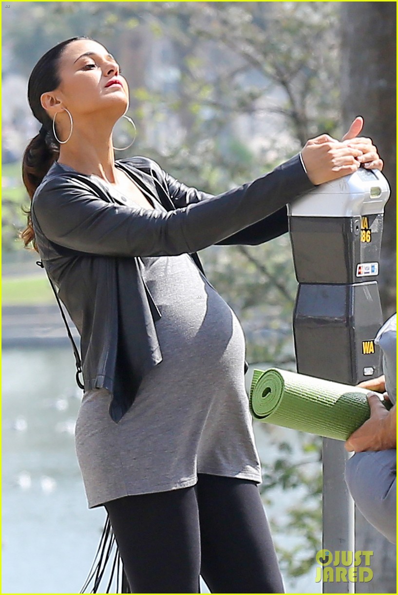 Emmanuelle Chriqui: Fake Baby Bump for 'Entourage' Movie!: Photo