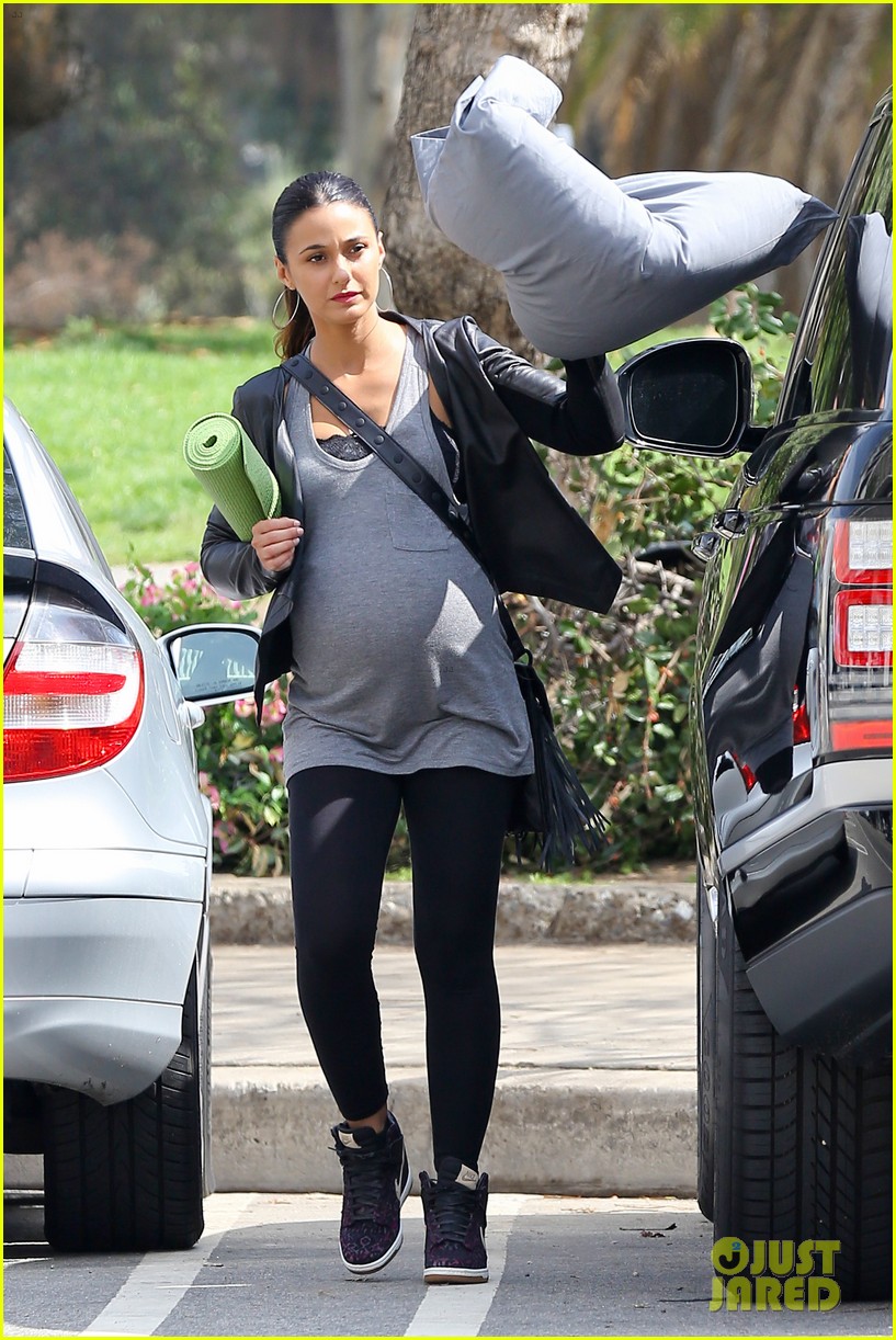 Emmanuelle Chriqui: Fake Baby Bump for 'Entourage' Movie!: Photo
