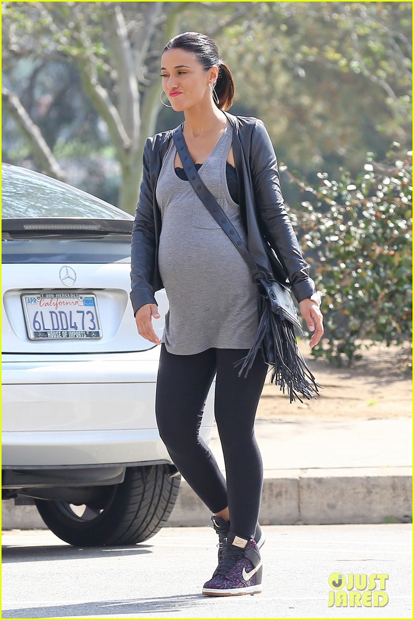 Photo: emmanuelle chriqui wears fake baby bump on entourage movie set