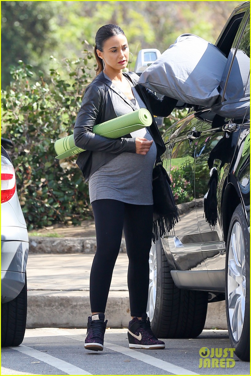 Emmanuelle Chriqui: Fake Baby Bump for 'Entourage' Movie!: Photo
