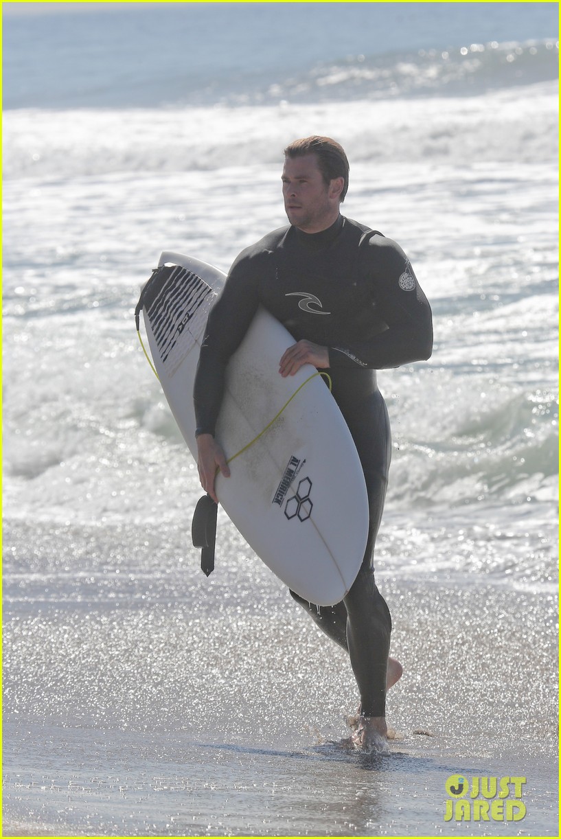 Chris Hemsworth's Muscles Bulge Out of His Tight Wetsuit Photo 3068890
