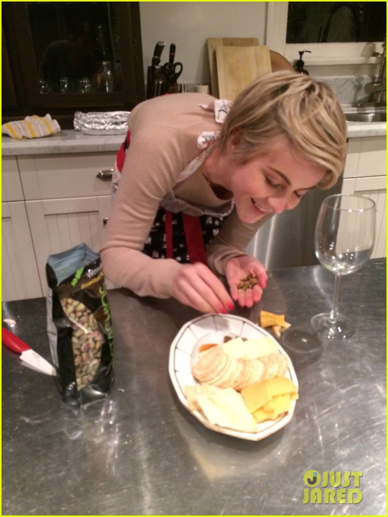 Julianne Hough I Love Good Friends & Yummy Food! Photo 3072911
