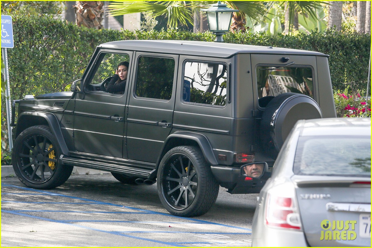 Photo kim kardashian involved in minor car accident in beverly hills