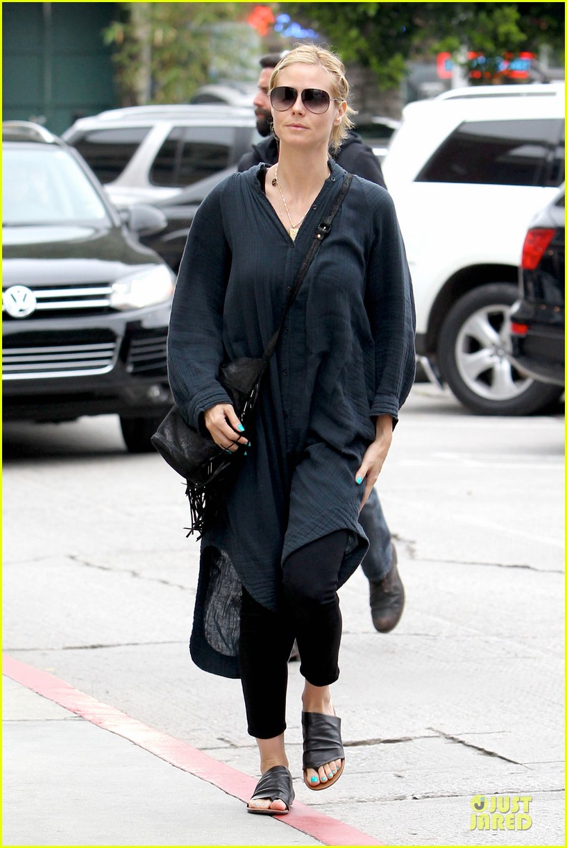 Heidi Klum Remembers Her Pregnant Days with Throwback Baby Bump Pic(02)