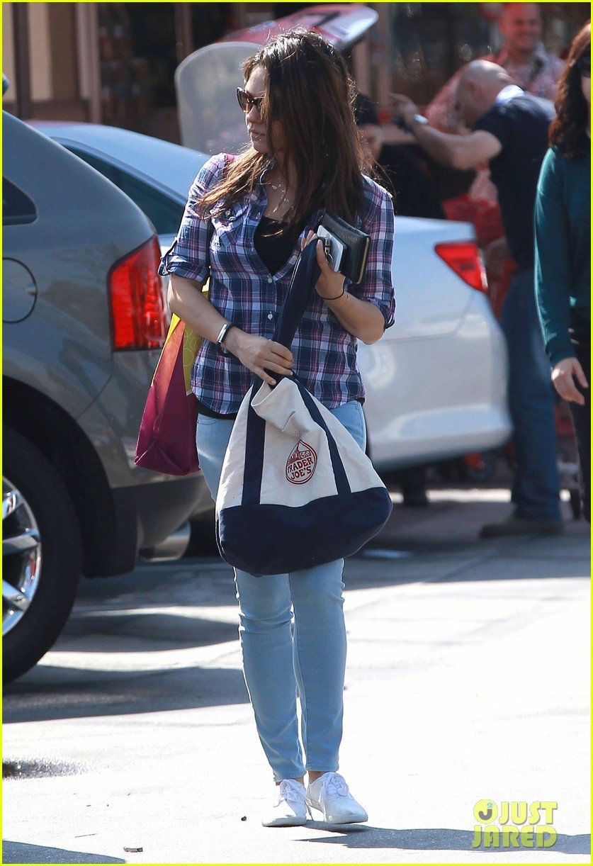 Mila Kunis Keeps Casual in Plaid for Her Grocery Run: Photo 3071927
