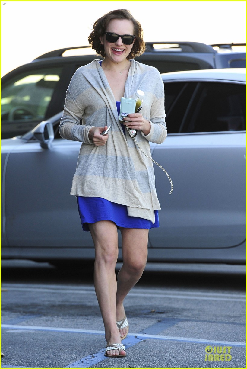 Elisabeth Moss Jokes About Once Being Harassed By Stylist to Wear a