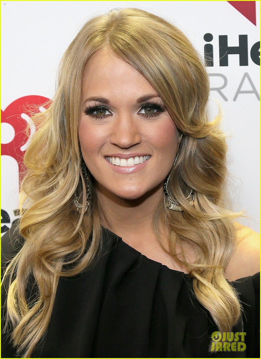 Carrie Underwood & Hunter Hayes Make the Crowd go Wild at the