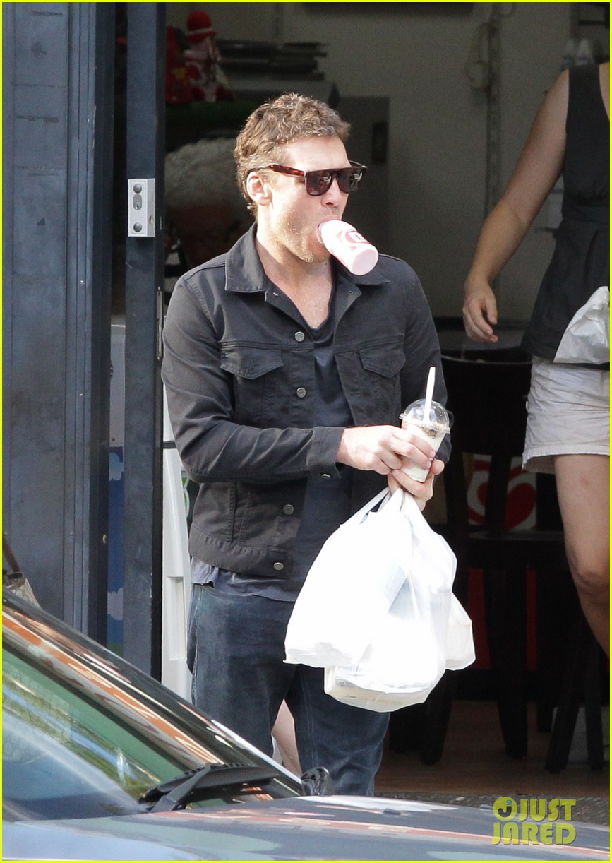 Sam Worthington Juggles Beverages & Bags on Grocery Run! Photo 3070466 Sam Worthington Photos