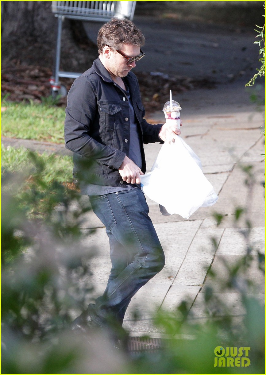 Sam Worthington Juggles Beverages & Bags on Grocery Run! Photo 3070467 Sam Worthington Photos