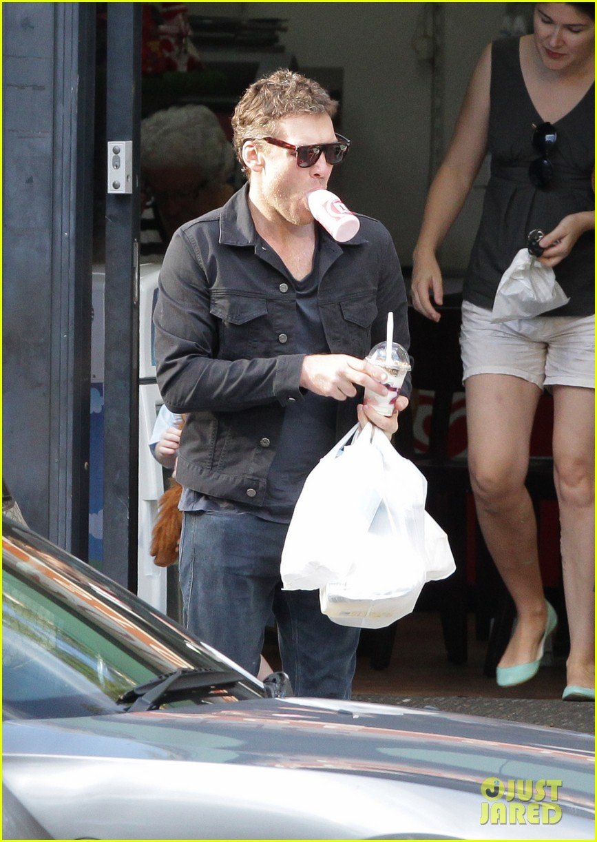 Sam Worthington Juggles Beverages & Bags on Grocery Run! Photo 3070474 Sam Worthington Photos