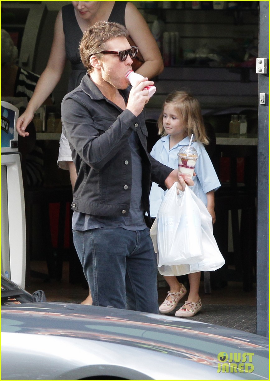 Sam Worthington Juggles Beverages & Bags on Grocery Run! Photo 3070476 Sam Worthington Photos