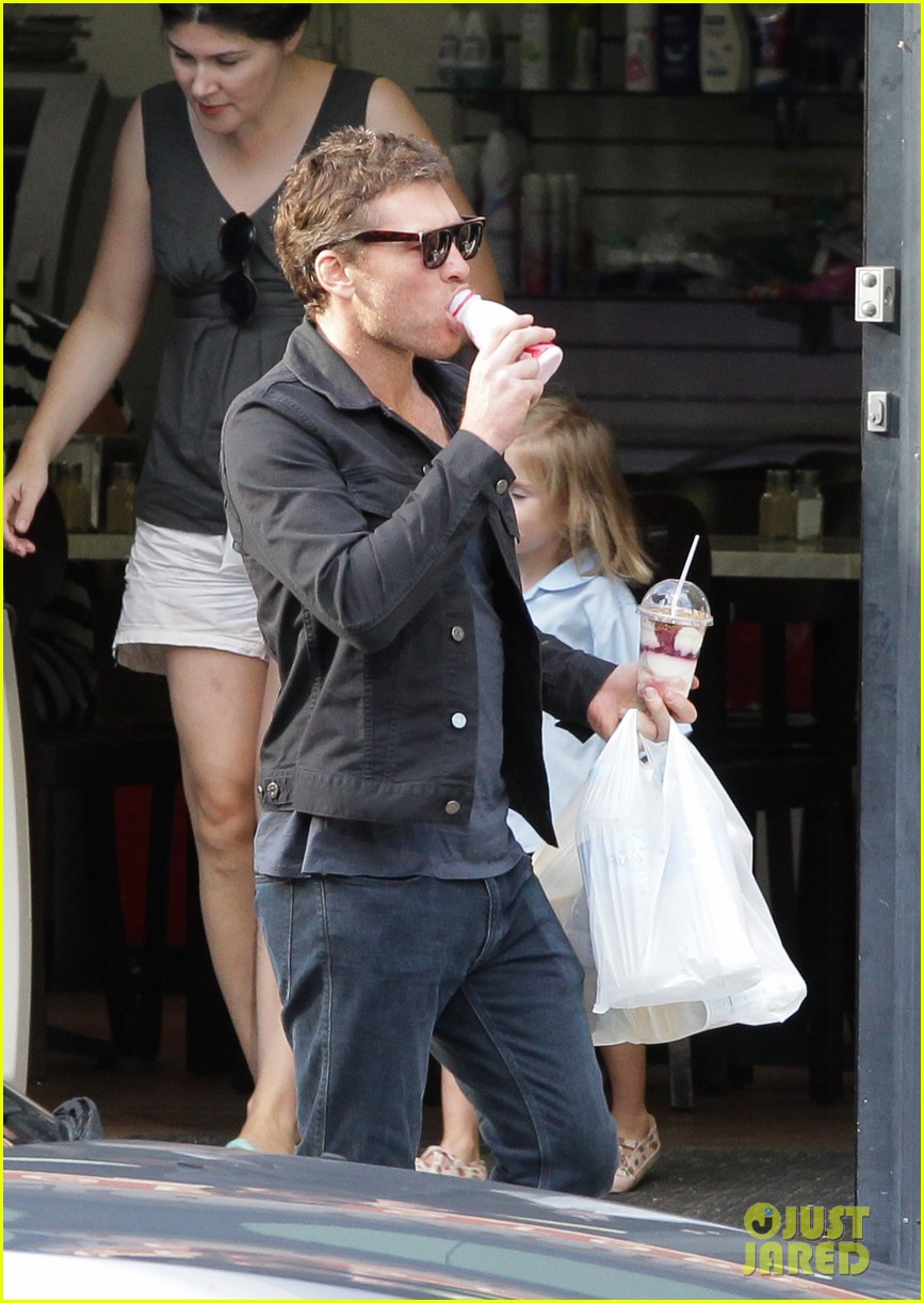 Sam Worthington Juggles Beverages & Bags on Grocery Run! Photo 3070477 Sam Worthington Photos