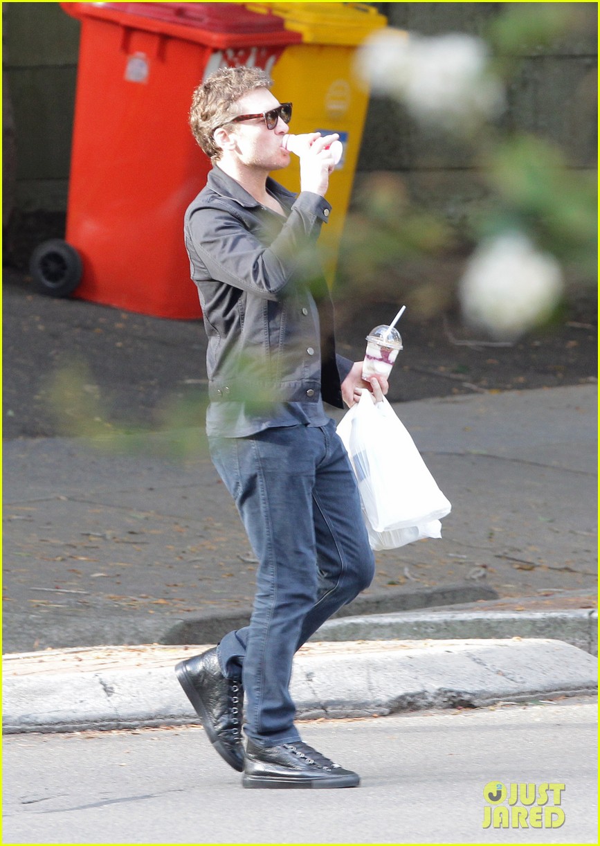 Sam Worthington Juggles Beverages & Bags on Grocery Run! Photo 3070482 Sam Worthington Photos