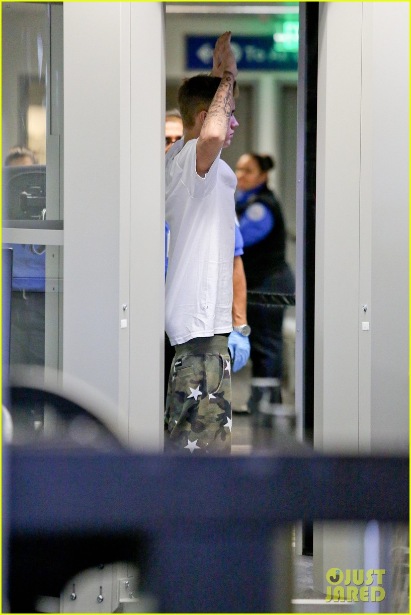 Justin Bieber's Pants Slide Down Super Low at Airport Security Photo(02)